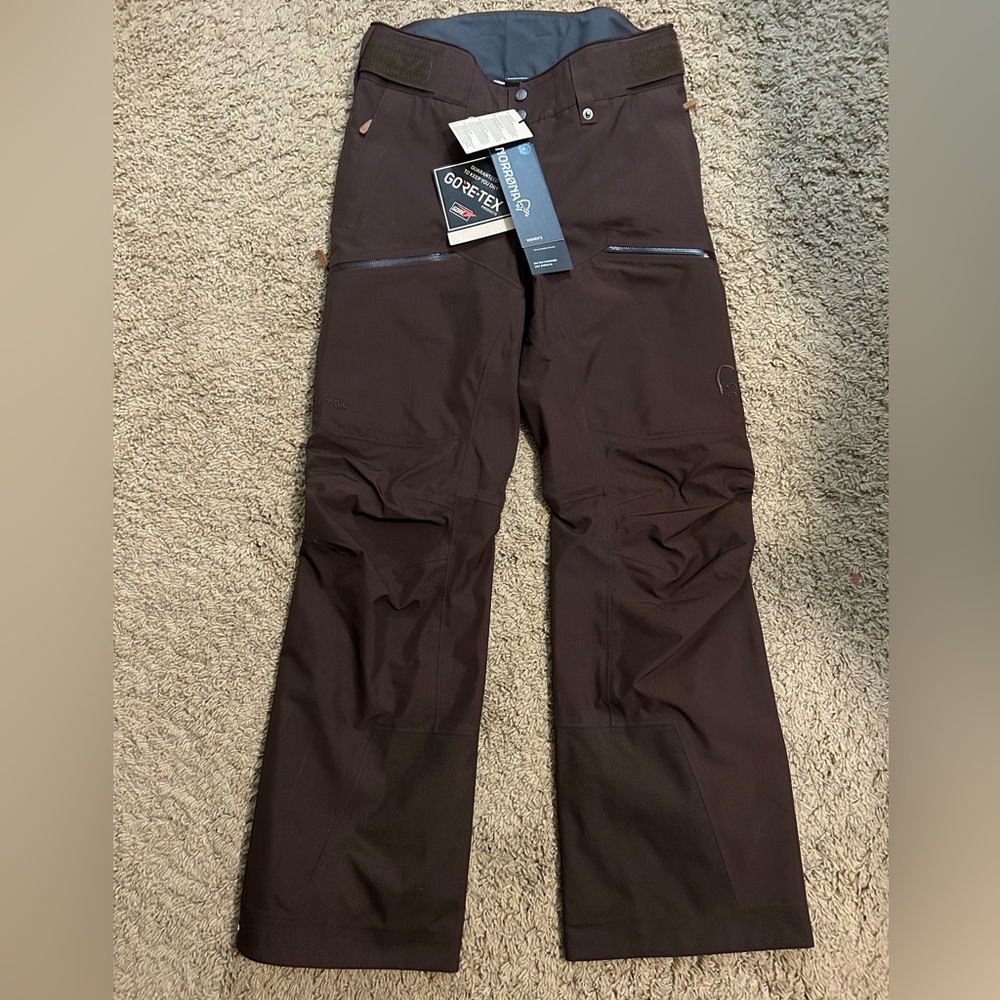 NWT W’s Med GoreTex Tamok pants.